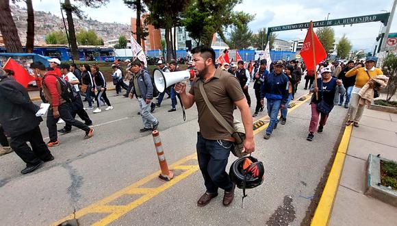 Grupos de manifestantes marchan por las calles de Cusco. (Foto: GEC)