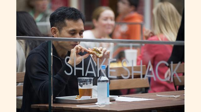 En Manhattan, Shake Shack es un referente para neoyorquinos que buscan algo rápido para el almuerzo, como para turistas. Sus puestos de venta siempre están colmados de gente. (Foto: Bloomberg)