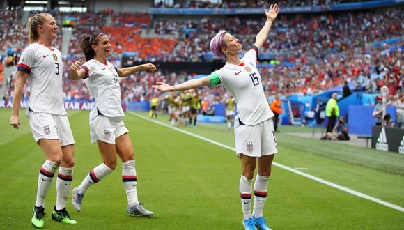 LYON, FRANCE - JULY 07:  Megan Rapinoe of the USA celebrates with teammates Alex Morgan and Samantha Mewis after scoring her team's first goal during the 2019 FIFA Women's World Cup France Final match between The United States of America and The Netherlands at Stade de Lyon on July 07, 2019 in Lyon, France. (Photo by Richard Heathcote/Getty Images)