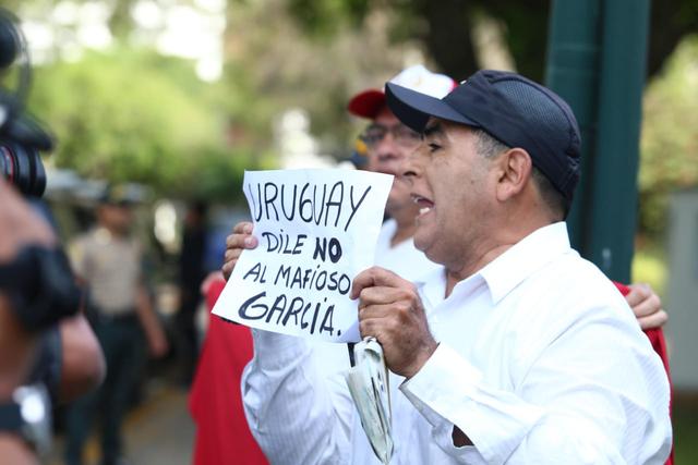 Decenas de ciudadanos protestaron contra el pedido de asilo del ex presidente Alan García. (Foto: Alessandro Currarino / USI)