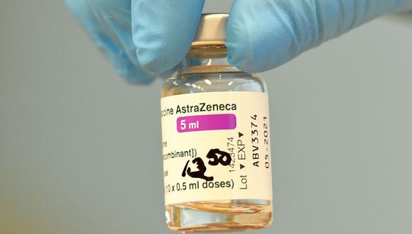 Se prepara un vial con la vacuna contra el coronavirus de AstraZeneca, en Grevesmuehlen, Alemania, el 5 de marzo de 2021. (REUTERS/Fabian Bimmer).