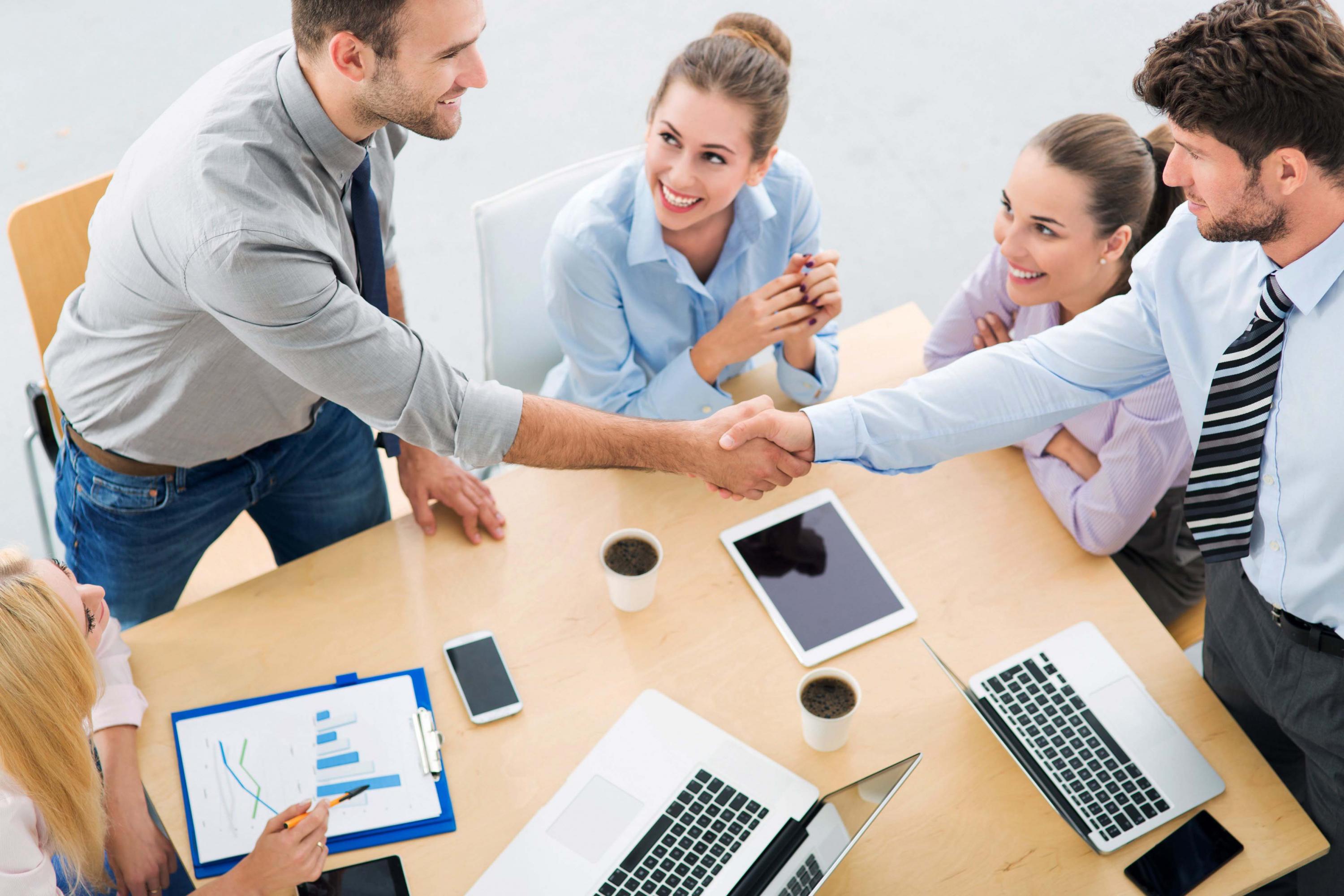 FOTO 15 | Anticípate a la demanda. Llegar antes que nadie al mercado tiene sus riesgos; por ejemplo, el hecho de que nadie entienda la necesidad de comprar tu producto o servicio. Sin embargo, también cuenta con grandes ventajas: quien da primero da dos veces. El principal problema contra el que hay que luchar fue el desconocimiento que los potenciales clientes pueden acerca de las novedades.
FOTO 16 | Da lo mejor por lo mínimo. Si