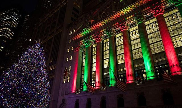 FOTO 1 | Nueva York, Estados Unidos.

No sólo es el Rockefeller Center y el árbol de navidad más famoso del mundo, pasar una Navidad en Nueva York vale oro. La ciudad entera se involucra en estas fiestas, con pistas para patinar sobre hielo, los centros comerciales a rebosar y un fin de año espectacular.