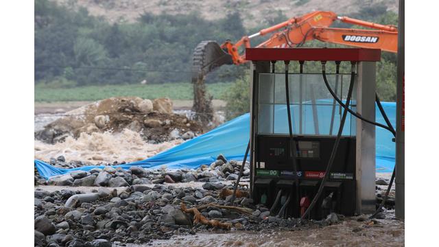 Estación de Servicio de Pecsa se inunda con los desbordes del río Rímac. (Foto:Andina)