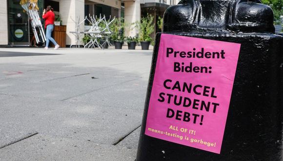 Una de las promesas de campaña de Biden fue eliminar la deuda estudiantil. Los jovenes le exigían al presidente que cumpliera su promesa.
