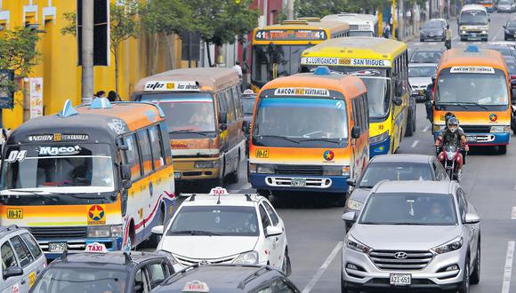 Más de 15 mil unidades de transporte público (entre buses, coasters y combis) continuarán recorriendo las calles de la capital y el Callao pese a que muchas tienen infracciones y se hallan en pésimo estado. (Alonso Chero / GEC)