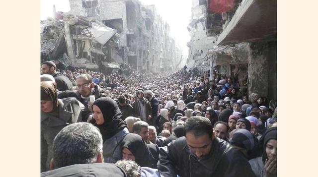 Cientos de personas esperan ayuda humanitaria en el campamento de Al-Yarmouk (Damasco).(foto:Diario ABC, S.L.)