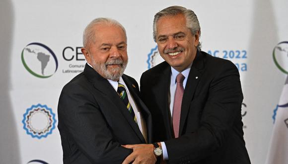 El presidente argentino, Alberto Fernández, posa para una foto con el presidente brasileño, Luiz Inácio Lula da Silva, antes de la inauguración de la cumbre de la Comunidad de Estados Latinoamericanos y Caribeños (CELAC) en Buenos Aires, el 24 de enero de 2023. (Foto por Luis ROBAYO / AFP)
