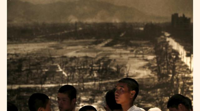 Un estudiante japonés mira un video de 1945 de la explosión de la bomba atómica en Hiroshima en el Peace Memorial Museum. (Foto: AP)