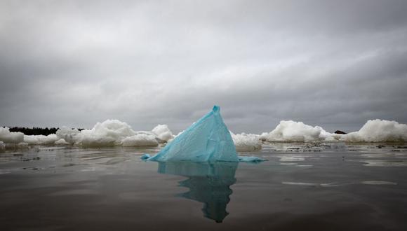 Esta imagen ilustrativa muestra una bolsa de plástico a la deriva en el golfo de Botnia el 3 de mayo de 2023 cerca de Pietarsaari, a fines de la primavera, cuando el hielo marino se derrite lentamente. (Foto de Olivier MORIN / AFP)