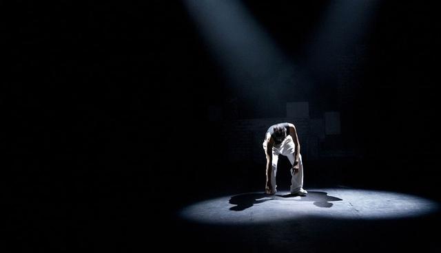 FOTO 1 | 1. HAZLO CON DISCIPLINA  

Ensayos cada lunes y miércoles durante todo un ciclo escolar. Repeticiones interminables de escenas que creías dominar, pero en las que siempre habrá algo que perfeccionar. Coordinación de movimientos y parlamentos; no solo de los tuyos, sino que de los de toda una compañía. Disciplina para no fallar a los ensayos. Para estudiar en casa el guion. Para acudir a las clases de canto que te ayudarán a desarrollar habilidades que antes no tenías.

FOTO 2 | 2. UN DÍA A LA VEZ

El arte, quizás, sea no pensar en el camino que aún queda por recorrer. No detenerte a ver todo lo que hay en el horizonte, sino que resolver únicamente el ensayo del día de hoy. Nada más. De nada sirve agobiarte por comenzar a montar la siguiente escena si no has terminado la que estás trabajando. Claro, es importante planear y tener presente qué es lo que viene, pero sin obsesionarte.

FOTO 3 | 3. EL SHOW DEBE CONTINUAR

En uno de los actos de la obra una pequeña cayó de las escaleras que bajan del escenario. Durante unos segundos permaneció inmóvil con rostro de dolor. La música seguía tocando y sus compañeros disfrazados de hienas perseguían a dos cachorros de león entre los pasillos del teatro. Pero la obra no se detendría. Con lágrimas en los ojos la niña se levantó y como pudo corrió hacia los demás para reincorporarse a la escena. En el mundo del espectáculo se dice que el show debe continuar. En la vida y en los negocios es igual.

FOTO 4 | 4. EL PODER DE LA COMUNIDAD

Quizás la parte que más me conmovió de la obra fue ver la camaradería que existía entre los miembros de la compañía. En ellos había una complicidad silente, pues se sabían parte de un mismo proyecto. Cada día de ensayo vestían con orgullo una playera negra con la efigie del Rey León. Con el paso del tiempo y sin que se dieran cuenta se fue formando entre ellos un vínculo especial y el día de la representación esa fuerza los acompañaba en el escenario. No eran 40 niños, era una sola compañía unida en un mismo momento.

FOTO 5 | 5. NO ACTÚES A TU PERSONAJE. VÍVELO

¿Qué es lo que hace diferentes a los grandes actores? Ellos realmente se convierten en sus personajes. Los sienten. Se meten en su piel y nos convencen de estar viviendo la trama que el guion marca. Los vemos conmoverse en los momentos climáticos contagiando sus emociones a la audiencia. Ese día en el escenario no había niños de nueve, diez u once años. Ahí estaban Rafiki, Simba, Nala y Scar absolutamente seguros de quiénes eran. Emocionados, asustados, enfadados, avergonzados, arrepentidos, convencidos de que debían volver. En ningún momento dudaban de sus personajes ni de sus intenciones.

Si tú has asumido el rol de un emprendedor, no solo actúes el papel: vívelo con todas sus implicaciones. No dudes. Convéncete de que lo eres y el mundo entero te lo creerá.  (Foto: Pixabay)