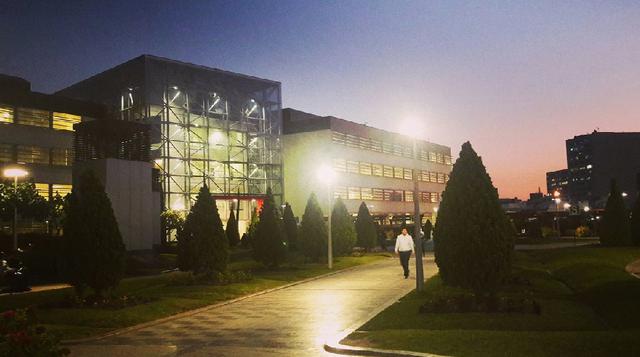 FOTO 6 | Universidad de Lima. Con más de 50 años de experiencia en educación superior y caracterizada por su enfoque altamente empresarial, la UL cuenta con más de 1000 docentes calificados, alrededor de 90 mil piezas bibliográficas, una red de egresados 