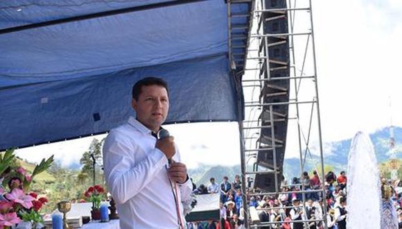 El alcalde de Anguía, José Nenil Medina Guerrero, es investigado por la presunta adjudicación irregular de obras. (Foto: Facebook)