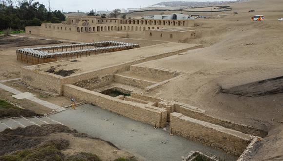 El sitio Arqueológico de Pachacámac se encuentra en el Valle de Lurín, exactamente, a 30 kilómetros de Lima. Fue el centro ceremonial mas importante de América del Sur y al visitarla podrás saber más del antiguo Perú. Aquí se desarrollo la cultura Lima (200 -600 d.C.), el Imperio Wari (600-1.100 d.C.) y los Ychma (1.100 d.C.). Los dioses que vivían en esta zona le rendían culto a la naturaleza, por lo que Pachacámac significa en quechua “alma de la tierra, el que anima el mundo”. Aquí, se encuentra el Museo de Sitio de Pachacámac, el cual alberga piezas halladas en la zona, como cerámicas y textiles, así como la puerta de la cámara del ídolo. (Foto: Shutterstock)