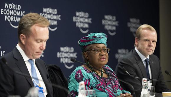 Borge Brende (i), Presidente del Foro Económico Mundial, Ngozi Okonjo-Iweala (C), Directora General, Organización Mundial del Comercio (OMC), y Svein Tore Holsether (d), Presidente y Director Ejecutivo de Yara International asiste a una sesión de la 51ª reunión anual del Foro Económico Mundial (WEF) en Davos, Suiza. (Foto: EFE/EPA/GIAN EHRENZELLER)
