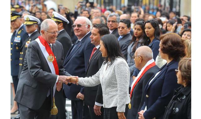 FOTO 10 | (3) Tras la ceremonia de condecoración, el presidente Kuczynski, se acercó a saludar a la lideresa opositora.