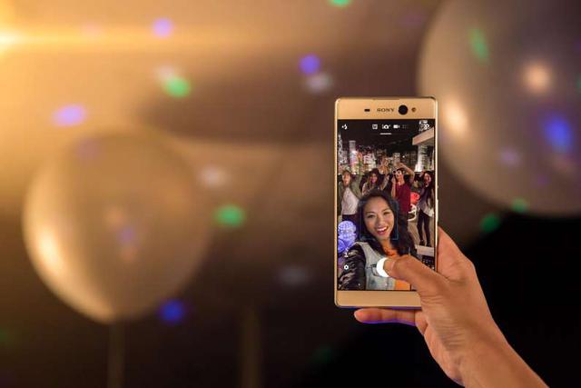 El Sony Xperia XA Ultra posee una cámara principal de 21.5 megapíxeles siempre lista gracias al botón de inicio rápido y un enfoque automático híbrido que le permite capturar la acción en una foto brillante y enfocada incluso en movimiento.