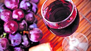 Por clima, producción de vino francés se desplomará hasta 30%