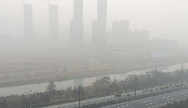 Lianyungang- (China). Otra ciudad de China que ingresa a este conteo es Lianyungang. AFP estima que la capa de smog que cubre los edificios supera las 20 veces de lo establecido por la OMS. (AFP)