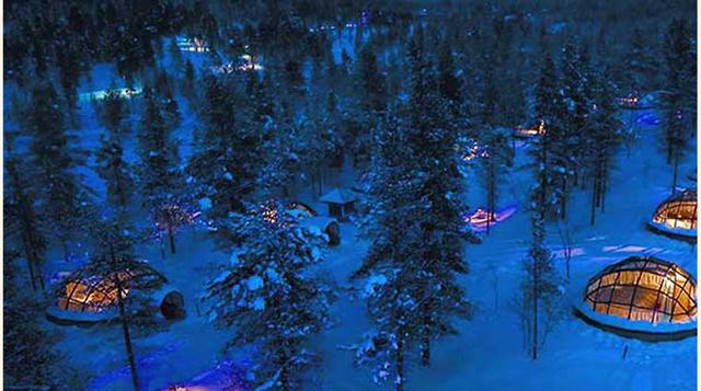 Kakslauttanen Igloo West Village, en Laponia. Se encuentra en territorio ártico, ofreciendo iglús de cristal, iglús de cristal kelo e iglús de nieve. Los primeros dos están diseñados para proveer confort y lujos para observar las luces del norte; mientras