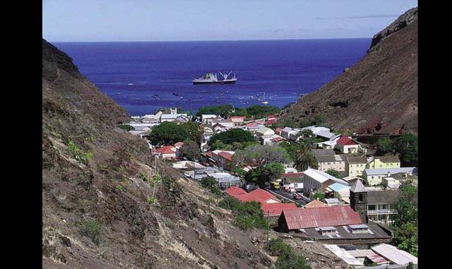 FOTO 5 | Santa Elena es uno de los pocos lugares del mundo donde los humanos pueden nadar con enormes tiburones ballena (pasivos menos mal). Es el hogar de una tortuga de 185 años de edad llamada Jonathan y alberga la escalera recta más larga del mundo, a