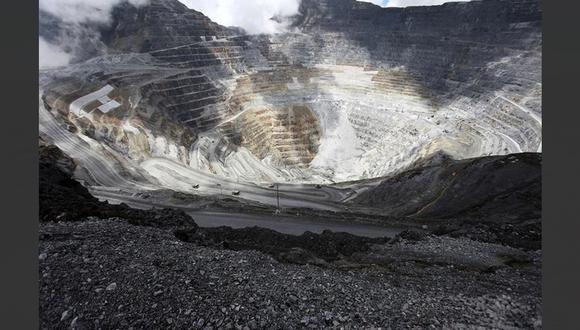 FOTO 2 | Grasberg. Ubicada en la provincia de Papua en Indonesia, Grasberg no solo es la segunda mina de cobre más grande del mundo, sino también la mina de oro más grande del mundo (por reserva). Una empresa conjunta entre Freeport McMoRan (90.64%) y el gobierno de Indonesia (9.36%) y dirigida por PT Freeport Indonesia Co, produce una producción anual de 750,000 toneladas. Descubierta en 1988, con operaciones que comenzaron en 1990, Grasberg es una de las minas a cielo abierto más grandes del mundo. (Foto: Reuters)