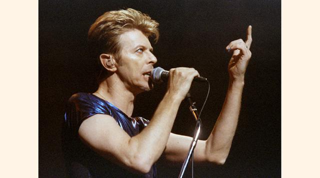 La modernidad según Bowie . En 1998, un año después de lanzar el disco Earthling (en cuya portada Bowie viste una chaqueta diseñada por un emergente Steve McQueen) tuvo una idea que cambiaría la forma en que la música ve la Internet: BowieNet, un servicio