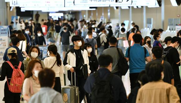 Los viajeros llegan a la sala de salidas del aeropuerto de Gimpo en Seúl (Corea del Sur), el 29 de setiembre de 2020. (Jung Yeon-je / AFP).