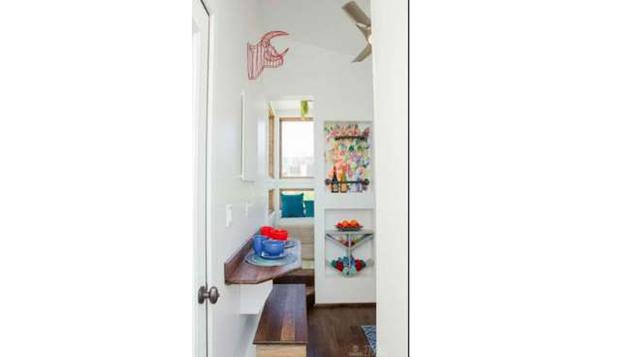 Si bien es estrecha, las opciones de color y los ingeniosos muebles ingenioso que pueden ser fácilmente escondido, logran darle una mayor amplitud.