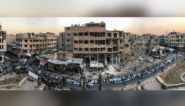 FOTO 10 | 'Iftar entre las ruinas'. Primer puesto en la categoría Noticias/Acontecimientos. La gente se reúne entre las ruinas de Duma (Siria) para una comida nocturna. Imagen fue tomada con un iPhone 7. (Foto: Mohammed Badra)