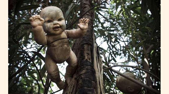 LA ISLA DE LAS MUÑECAS. Un día, el señor Julián S. Barrera decidió instalarse a vivir en Xochimilco, México. Ahí escuchó un rumor: el espíritu de una niña se aparecía en los alrededores. Para romper el hechizo, este hombre (ahora difunto) comenzó a colecc