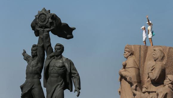 Fotografía de archivo, tomada el 10 de agosto de 2015, del monumento en el centro de Kiev que conmemora la amistad de Ucrania con Rusia y que fue originalmente levantado para recordar la "reunificación" de los dos países en la Unión Soviética. El alcalde de Kiev, Vitali Klitschkó, anunció este lunes el desmantelamiento del monumento para esta misma semana. EFE/SERGEY DOLZHENKO