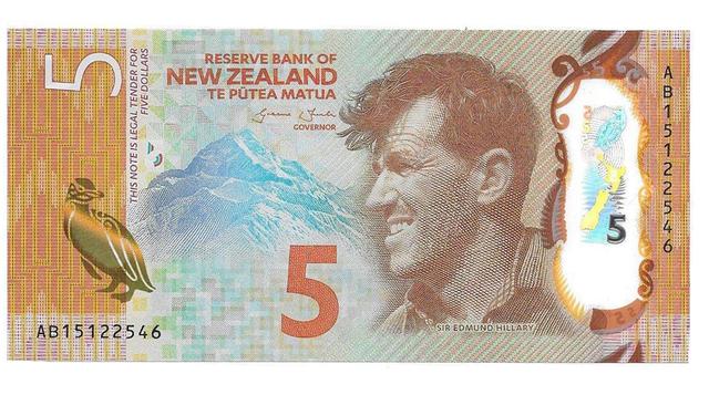 Los miembros de la IBNS están a punto de votar para elegir al mejor billete del 2016. Entre los nominados hay billetes de Inglaterra, Suiza y Georgia, cuyo billete de 50 laris georgianos está lleno de iconografía medieval. El presidente de la IBNS, Dennis