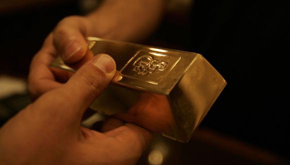 El oro y los dólares pertenecían a una mujer de unos cincuenta años cuyo nieto había tirado la bolsa pensando que contenía basura. (Photo by JOSEPH EID / AFP)