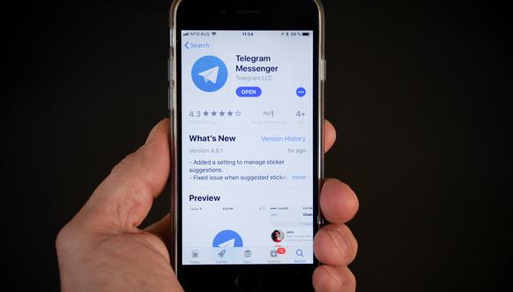 Esta imagen de ilustración tomada el 6 de abril de 2018 en Moscú muestra la aplicación de mensajería Telegram que se muestra en la pantalla de un teléfono inteligente. (Foto: Alexander NEMENOV / AFP)