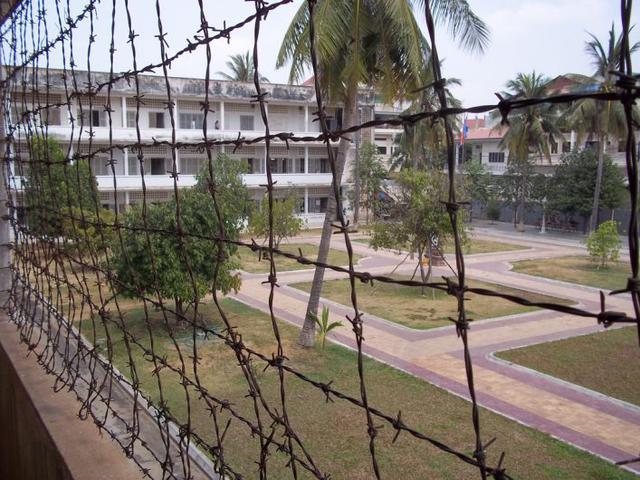 El Museo del Genocidio Tuol Sleng en Camboya también prohibió el juego Pokémon Go en sus instalaciones, según medios locales.