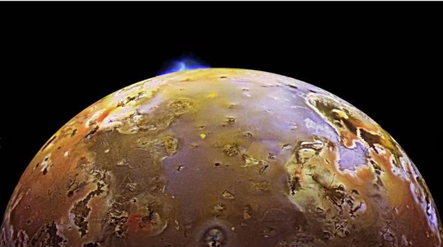 Los volcanes de lo.  lo es otro de los satélites de Júpiter, y su superficie está marcada por más de 400 de volcanes( el objeto geológicamente más activo del Sistema Solar).