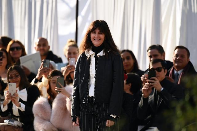 La diseñadora de moda francesa Virginie Viard agradece a la audiencia al final del desfile de moda Chanel Women's Primavera-Verano 20202021 de la colección Haute Couture en el Grand Palais de París. (Foto: AFP)