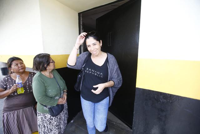 Ursula Letona saludó a los simpatizantes fujimoristas que rodean el penal de Chorrillos en apoyo a Keiko Fujimori. (Foto:&nbsp;Francis Neyra | GEC)