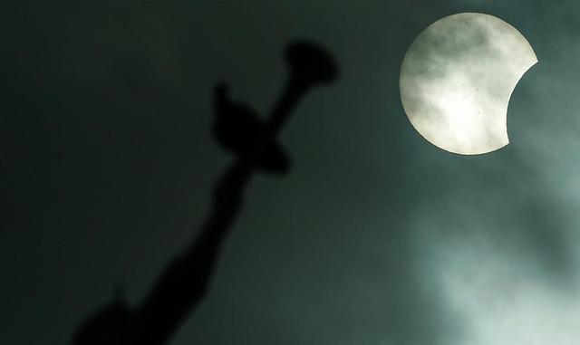 4. En todos los rincones del país, incluso en los que el eclipse solo se percibió de forma parcial, los telescopios y cámaras de fotos estuvieron omnipresentes.