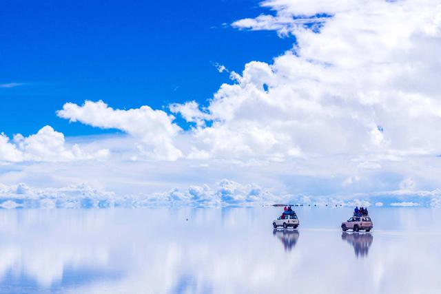 Gran Salar de Uyuni (Bolivia). Durante la temporada de lluvias, de diciembre a marzo, la sal se vuelve impermeable y el agua acumulada en la superficie transforma el Gran Salar de Uyuni en un enorme espejo. Es uno de los momentos mágicos de este desierto de unas 10.000 millones de toneladas de sal dispuestas en 11 capas de entre dos y 10 metros de espesor, a lo largo y ancho de 10.582 kilómetros cuadrados