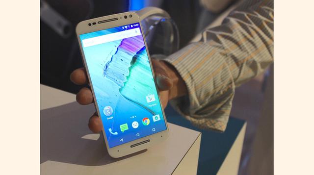 12. Moto X Pure. El Moto X Pure puede ser un poco anticuado, pero aun así es un excelente teléfono Android. Sin embargo, Motorola estará lanzando pronto nuevos teléfonos emblemáticos, así que sería bueno esperar por ellos. Precio: US$ 299.99.