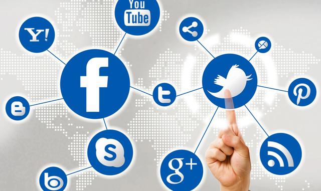 FOTO 2 |  2. Establece horarios para “conversar”
Es un hecho que entre más grande sea tu negocio, más problema tendrás para conectarte con tu audiencia. Para pequeñas empresas la interacción personal es la mejor opción para incrementar la satisfacción del cliente. Escoge una red social en particular, crea un evento o hashtag y date la oportunidad de charlar con tus compradores.

Ofréceles soluciones y/o tips sobre cómo usar tu producto y sé tú también el que haga las preguntas. El chat es una herramienta increíble para mejorar la experiencia de los consumidores hacia tu producto.

Cuando planees estas "pláticas", sigue una lista de temas. Aun así no te cierres y deja que tus clientes guíen la conversación con los asuntos que más les interesen. Es importante que tengas a varias personas ayudándote a responder las dudas de la audiencia.

Puede ser algo difícil darte cuenta cuáles son los errores que estás cometiendo en tu negocio, pero de verdad vale mucho la pena.