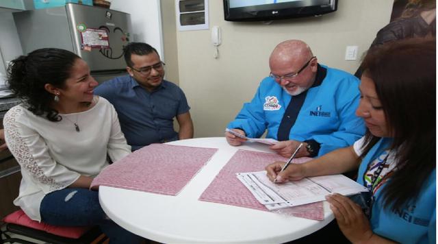 Foto 2 | El ministro de Vivienda, Carlos Bruce, le tocó censar a los vecinos del distrito de Pueblo Libre. (Foto: @viviendaperu)