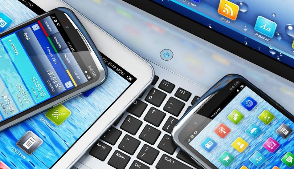 FOTO 5 | 5. Creación de aplicaciones móviles. Con el incremento del uso de dispositivos móviles, las aplicaciones se han convertido en el canal más innovador para vender algún producto o servicio. La descarga de las apps alcanza el 68% de las compras móviles y el ecommerce móvil representa el 18% del total del comercio en línea, de acuerdo con la Asociación Mexicana de Internet (Amipci). Si tienes experiencia en el mundo de la tecnología e innovación, ofrece la crea- ción de aplicaciones para empresas o particulares que busquen facilitar algún proceso o brindar herramientas útiles para la vida. Crea planes a la medida de tu cliente y otorga facilidades de pago. Recuerda que el éxito de una app depende del flujo de usuarios, así que diseña una campaña para dar a conocer cada lanzamiento.