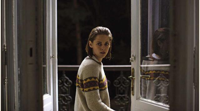 'Personal Shopper', De Olivier Assayas. Afectada por la reciente muerte de su hermano, Kristen Stewart, que trabaja como personal shopper de una celebrity que tiene gorilas apadrinados, empieza a ver espíritus por todos lados. Con uno de ellos s