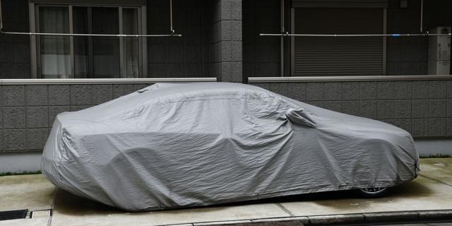 FOTO 6 | Colócale una cubierta
Una forma de evitar que se dañe la pintura del coche es colocarle una cubierta si va a pasar mucho tiempo parado. Eso sí, antes de taparlo limpia bien la superficie. (Foto: Getty Images).