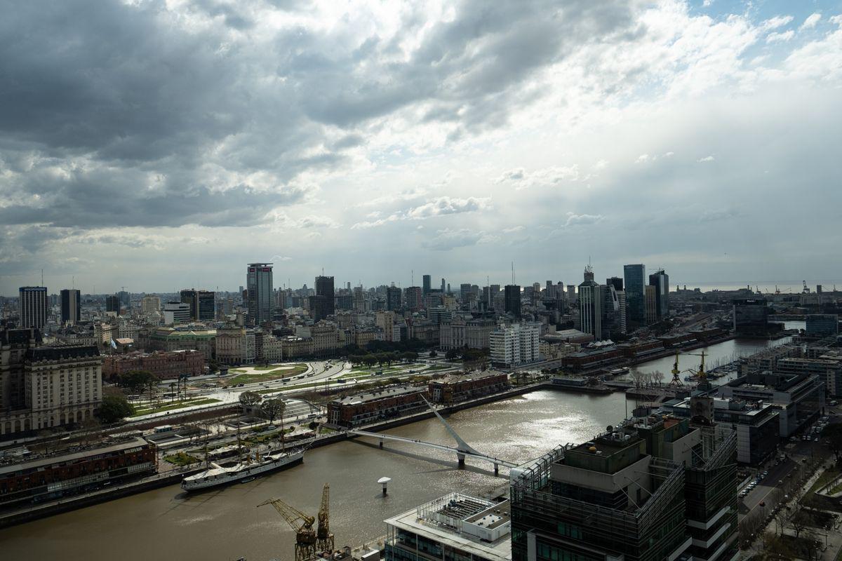 Los tenedores de bonos en cada uno de los tres principales grupos de acreedores están analizando sus opciones de litigio si Argentina incumple por novena vez el próximo mes, dijeron personas familiarizadas con el asunto.