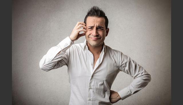 FOTO 6 | 6. Evitan las declaraciones del "yo"
Las personas usan muchas técnicas para distanciarse de la verdad o para evitar la responsabilidad por sus acciones. Los mentirosos a menudo se retiran de la historia haciendo referencia a ellos mismos cuando hacen declaraciones engañosas. Evitarán usar pronombres como "yo", "mío" y "yo mismo".

Pueden usar declaraciones extrañamente expresadas en tercera persona. Por ejemplo, pueden decir: "Uno factura horas que no trabaja", en lugar de decir: "Yo no facturo las horas que no trabajé". También dicen: "El jarrón está roto”, en lugar de decir "Rompí el jarrón”.


Un CEO mentiroso puede abusar de palabras como "nosotros" y "nuestro equipo" cuando habla de su compañía. Puede usar a la tercera persona para distanciarse y desasociarse de las cosas de las que no quieren responsabilizarse. Esto es especialmente evidente cuando alguien está tratando de evitar consecuencias. También pueden cambiar los pronombres a artículos. Por ejemplo, "Conduje mi auto" se convierte en "Conduje el auto". (Foto: Thinkstock)