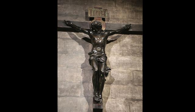 FOTO 9 | La crucifixión
Una estatua de bronce naturalista de Jesucristo en la cruz. La escultura se alza sobre un alto pedestal de mármol y está colgada a la pared sobre docenas de velas devocionales. El edificio alberga cientos, si no miles, de obras de arte y objetos devocionales de importancia histórica. Fotógrafo: Waring Abbott / Michael Ochs Archives